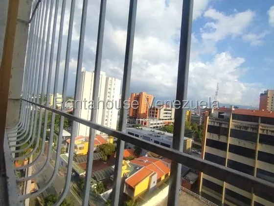 María Gabriela Martínez Alquila Hermoso, Amplio, Confortable Y Semi Amoblado Apartamento En El Este De Barquisimeto, 3 Amplias Habitaciones, Sala, Comedor, Cocina, Pronto Planta Eléctrica.