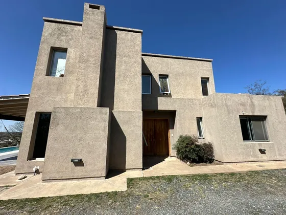 Estancia Q2. Casa De Categoría En Venta 5 Dormitorios, 4 Baños, Piscina, Cochera