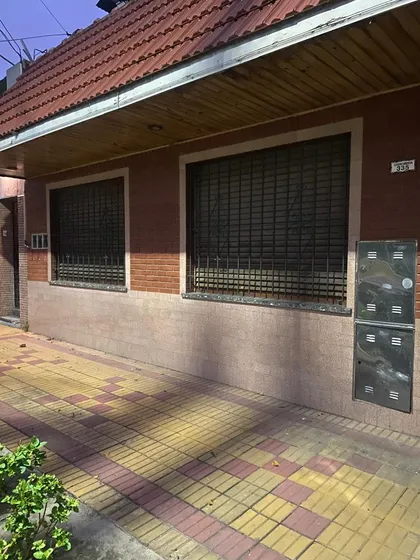 Casa En Venta De 3 Ambientes Con Patio Y Quincho -  Gerli