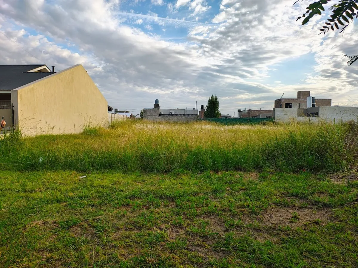 Land Plot near Alvear Station, 1 Lot with All Services