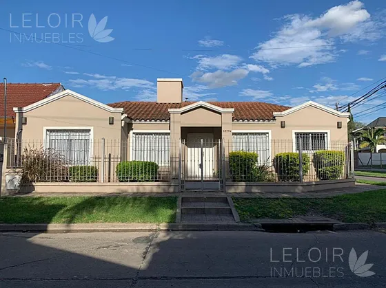 Casa En Venta 4 Amb En Castelar Sur