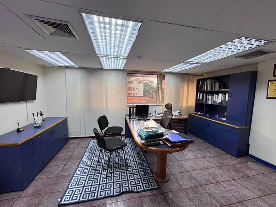 En Venta Oficina En El Centro, A Unos Pasos Del C.c. Sambil La Candelaria. (r.o)