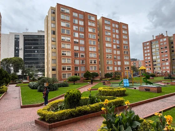 Ciudad Salitre. Acogedor Apto En Piso 10 Con Vista Exterior Y Luz Natural. 3 Hab, 2 Baños.