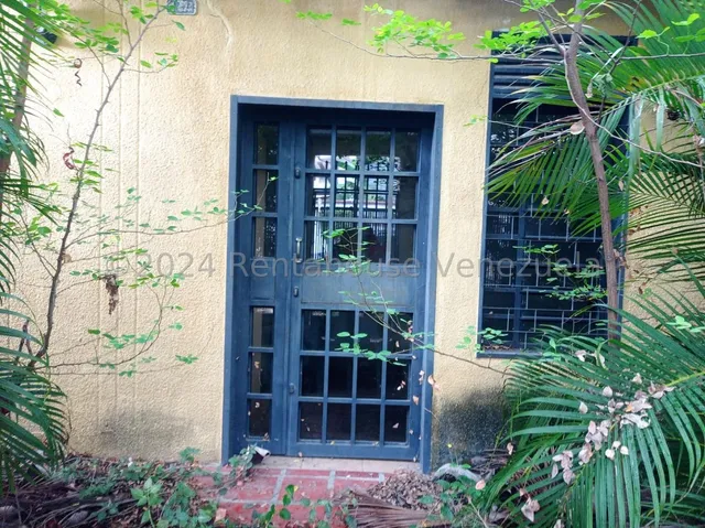 % Raiza Suarez Vende Estupenda Casa Comercial Con Gran Potencial En Estratégica Zona Del Este De Barquisimeto 2 5 5 8 4 6 Con Luz Trifásica, Techo De Platabanda, Cerca De Comercios Importantes        