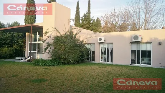 Galapagos  Casa De Diseño* Venta U$d 235.000.-**desarrollada En Planta Baja *venta Con Renta