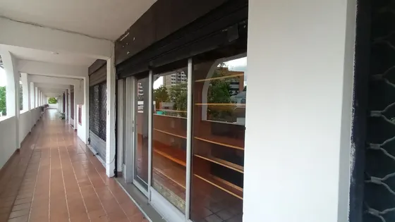 Centro Comercial El Parral. Local En Venta Dr