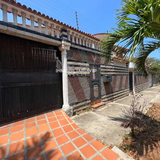 En Venta Casa Para Remodelar Ubicada En Catia La Mar Playa Grande Estado La Guaira Ref 007 - 471