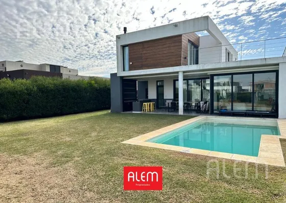 Casa En  Venta En Terralagos Canning
