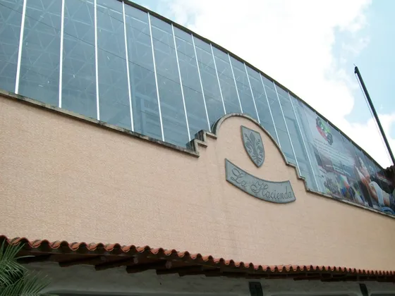 En El Centro Comercial La Hacienda, Guatire, Frente Al Terminal, En Castillejo, Se Alquilar Local Para Emprendimiento Como Peluquería, Papelería, Tienda De Ropa, Venta De Repuestos O Deportiivos