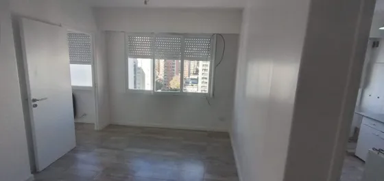 Departamento A Una Cuadra De Peatonal De Lomas Sobre Av. Hipólito Yrigoyen