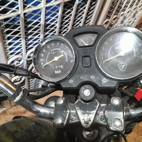Moto Con Caja Para Dos Cascos Y Llantas Tinsum Y Parrilla