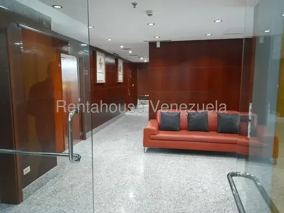 Amplia Y Elegante Oficina Amoblada En Alquiler En El Rosal. 25-17989