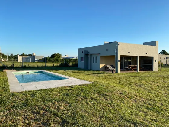 Casa 4 Ambientes Amueblada, A Estrenar Con Vista Al Campo. Barrio Fincas De Ohana, Chacabuco. Dueño Directo 