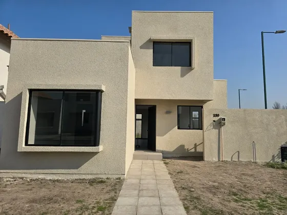 Casa En Venta En Valle Grande Lampa Con Jardín