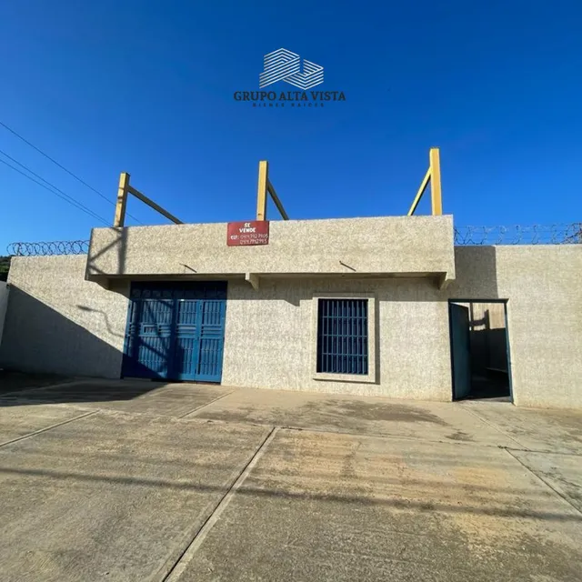 ¡invierte En Tu Futuro En La Av. Principal De Apostadero! Galpón Con Alto Potencial Comercial.