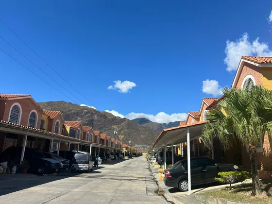 Venta De Townhouse En Conjunto Resd. Los Frailes, Municiopio San Diego. 26-132
