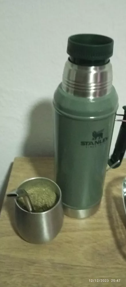 Termo Stanley 1 litro color verde con tapón cebador