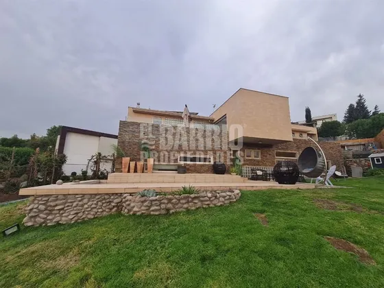 Casa En Venta De 5 Dorm. En Colina