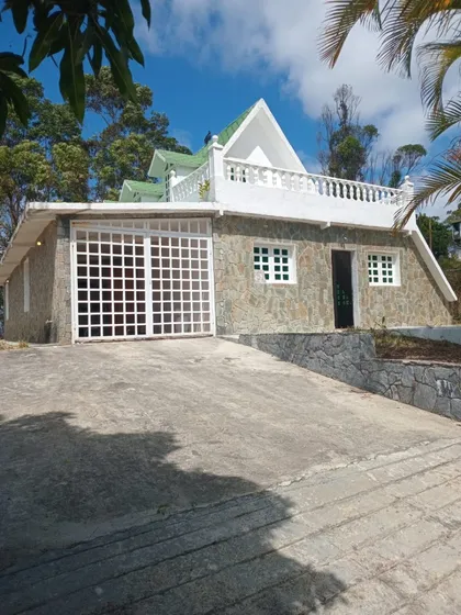 Venta De Hermoso Chalet En Urbanización Cerrada - Vía Panamericana - San Antonio, Edo. Miranda.