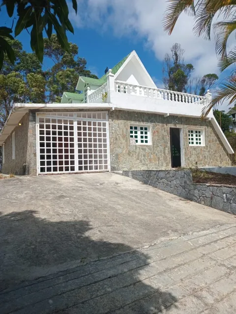 Venta De Hermoso Chalet En Urbanización Cerrada - Vía Panamericana - San Antonio, Edo. Miranda.