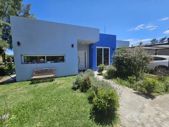 Casa De 186mt2 Y 75mts2 Semicubiertos En B.p. Los Talas 