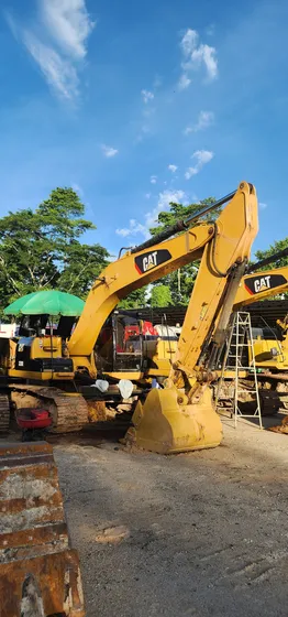 La Excavadora 320d L Es Una Herramienta Versátil Para Una Am