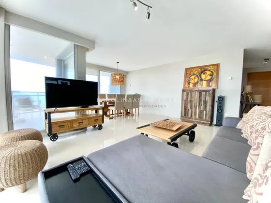 Apartamento De 3 Dormitorios En Venta En Sunrise Tower, Punta Este.