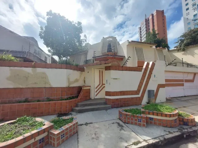 Vende Casa A Modernizar En Las Chimeneas Calle Cerrada Amplios Espacios