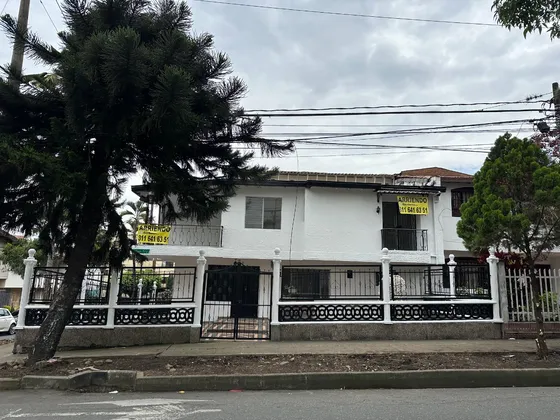 Casa Remodelada Para Estrenar Esquina 300 Mtrs Uso Comercial Excelente Ubicación Por La Av 80 En Zona Comercial