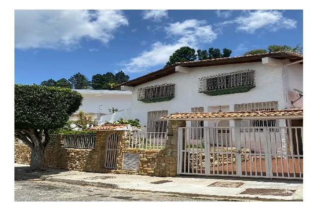 Casa En Calle Cerrada En Los Naranjos Del Cafetal. Original Con Gran Potencial Rr