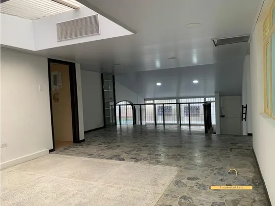 Se Arrienda Casa Comercial En Guayacanes 