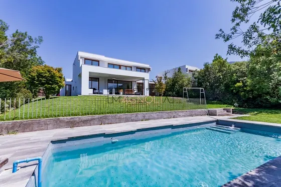 Casa En Venta De 4 Dorm. En Lo Barnechea