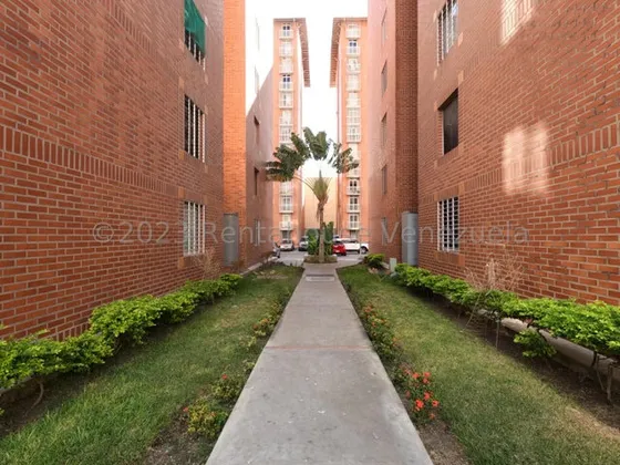 Maribel Morillo Asesor Inmobiliario De Rentahouse Vende Fabuloso Apartamento; Condominio Con Piscina Y Bellas Areas Comunes; Posee 3 Hab. Y 2 Baños;cercano Avda. Pedro Leon Torres;oeste De Baqto. Lara