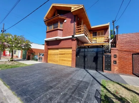 Casa En Venta Con Piscina, Quincho, Garage 3 Autos