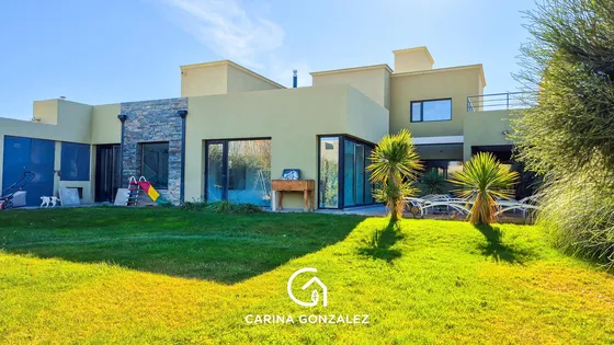 Alquiler Casa Nivel Gerencial -3 Dormitorios -pileta Climatizada-centenario -nqn