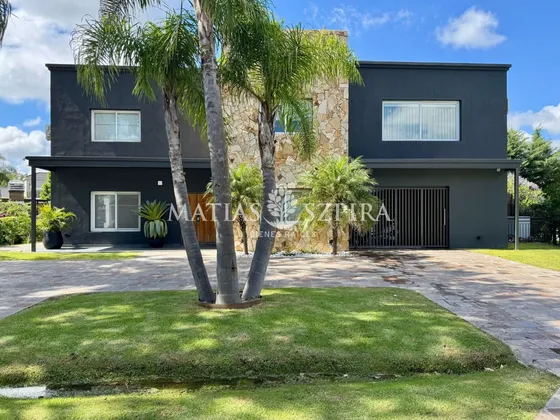 Casa En Venta En Campos De Alvarez