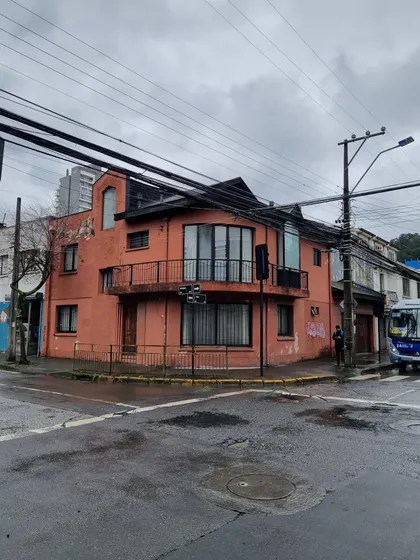 Casa Amplia En Cochrane Con Salas, 6 Dormitorios, 3 Pisos