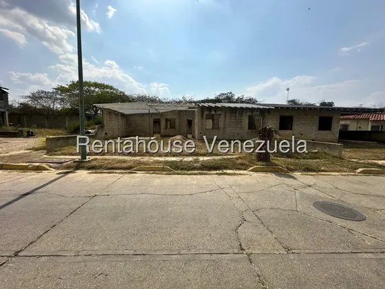 Andreymar Canelón Vende Excelente Y Amplia Casa En Cabudare, Espacio Libre Ideal Para Diseñar Un Patio, Área Social O Ampliaciones A Tu Total Gusto.