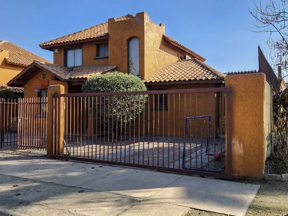 Linda Casa De 2 Pisos En Condominio. Pte. Errazuriz C. 41020