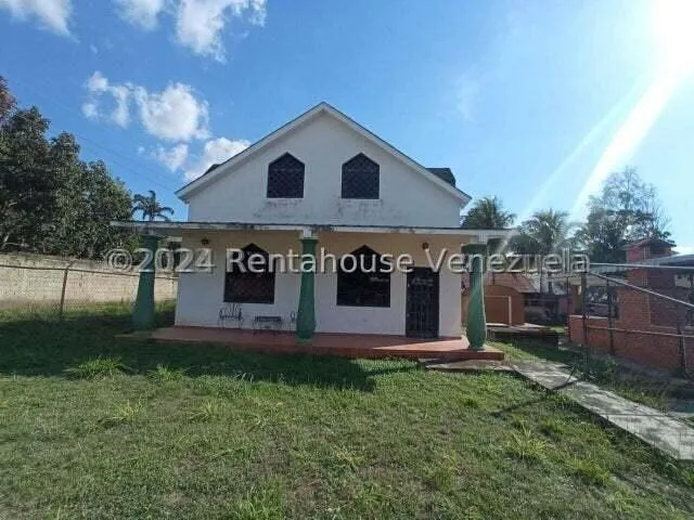 Amplia Casa, Estilo Dúplex, 2.500 Mtrs De Terreno  25-378