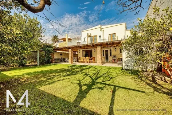 Casa En Venta De 4 Dorm. En Ñuñoa