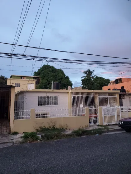 Alquilo Casa Urb. Mendoza Sto.dgo.este $26,000 Fiador Comerc