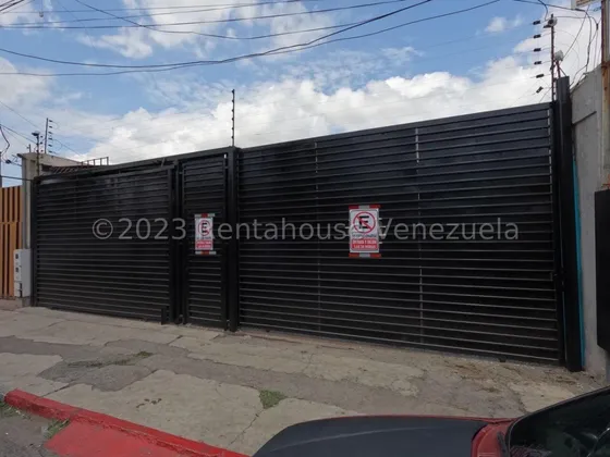 Raiza Suarez Vende Galpón Comercial Funcional En Punto Estratégico Del Centro De Barquisimeto, A Pie De Calle, Completamente Remodelado, Con Amplia Oficina, Listo Para Trabajar Tu Proyecto 2 3  2 2162