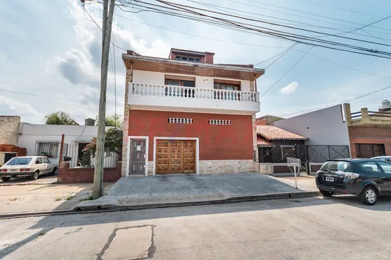 Venta Casa Y Deposito 5 Amb C/ 7 Cocheras Lanus