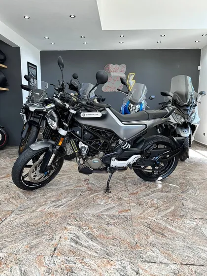 Husqvarna Svartpilen 200, 2022. Moto Usada Seleccionada.