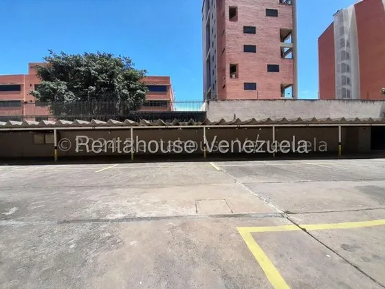 Maritza Lucena Te Ofrece Apartamento Amoblado En Alquiler, En El Este De Barquisimeto, Amplia Sala Con Balcón, Cocina Empotrada, Cómodas Habitaciones, Vigilancia 24/7.