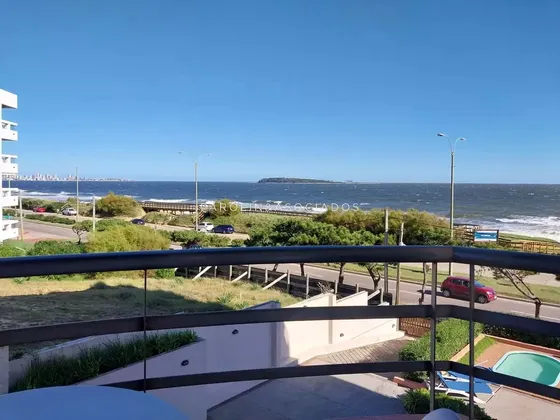Apartamento En Venta De 1 Dormitorio En Primera Linea Del Mar, Playa Mansa