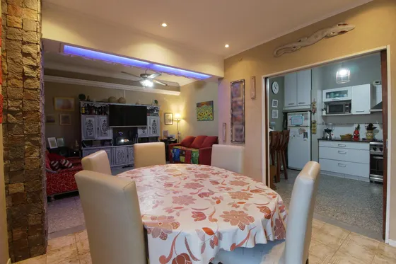 Venta Casa 4 Amb Con Cochera+ Fondo+ Local Al Frente