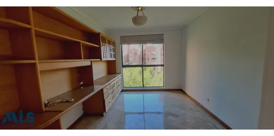 Cerca A Santafé Centro Comercial, Amplios Espacio...(mls#250033)