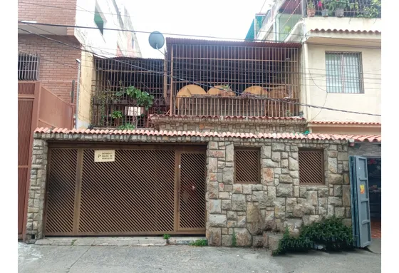 Vendo Casa 308m2 4h/4b/3p Santa Rosalia 6044